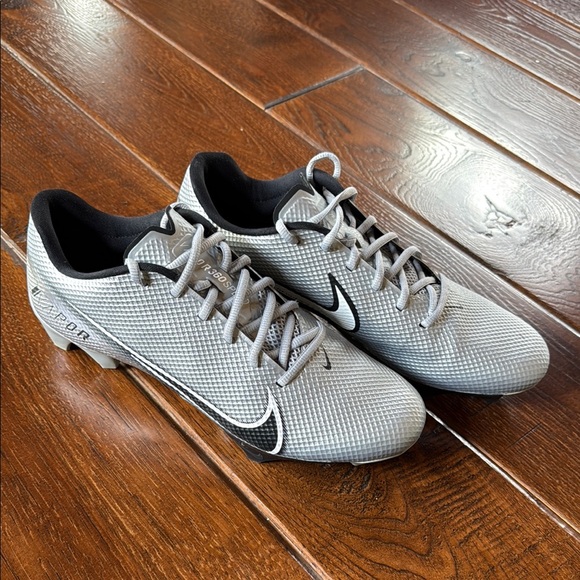 Nike Men's Gray football Cleats - Picture 1 of 6